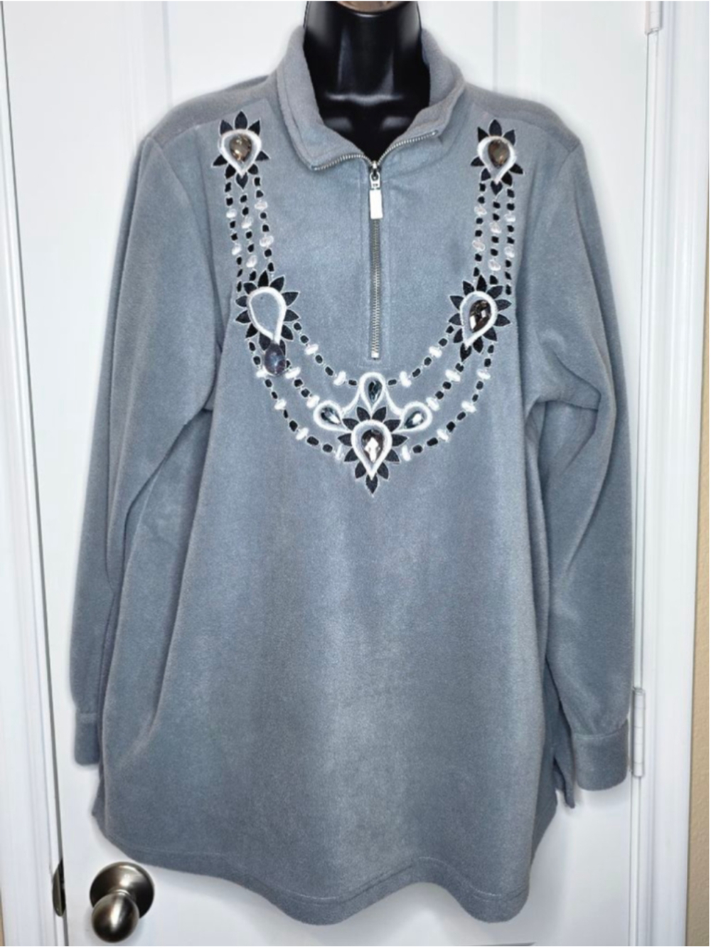 Bob Mackie Gray Fleece Sweatshirt with Embellishments Women’s Size 1X - Picture 2 of 6